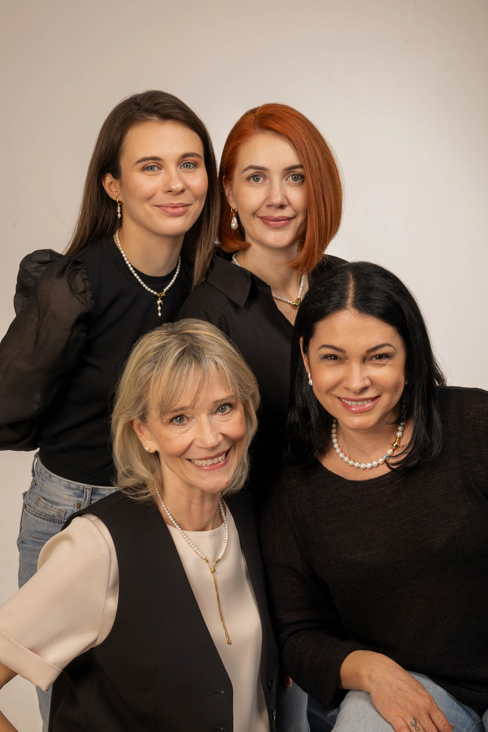 Diana Marandiuc purtând colierul Aurora Lu